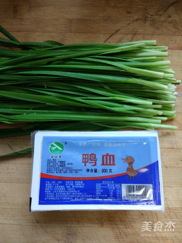 韭菜炒鸭血的做法