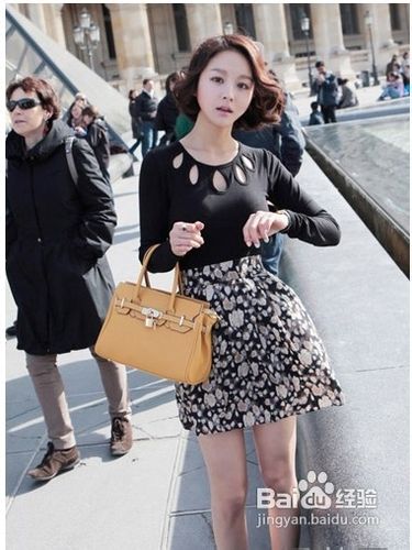 印花短裙的搭配方法