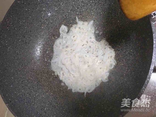 银鱼煎蛋的做法