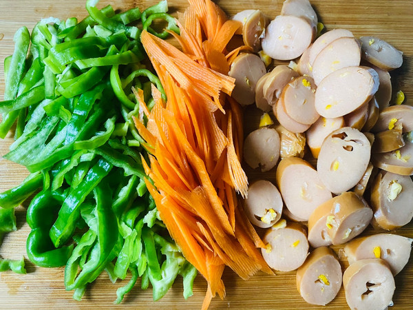 咖喱酱鸡蛋玉米热狗肠炒河粉