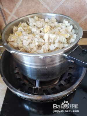 如何做内蒙古特色菜猪骨头烩酸菜？