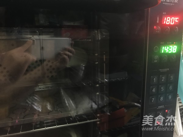 莲蓉蛋黄广式月饼