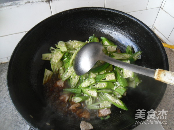 肉片炒秋葵的做法