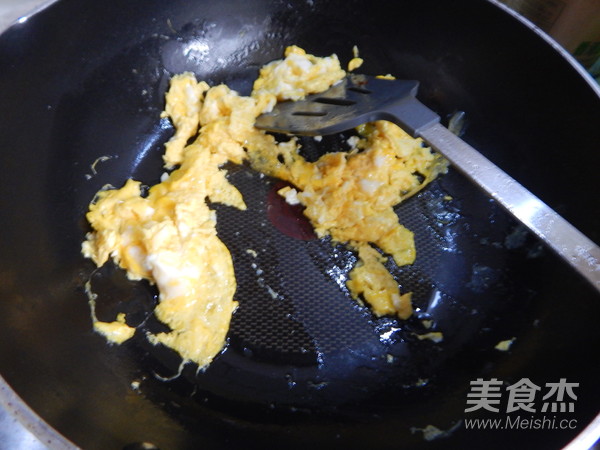 蚕豆炒鸡蛋的做法