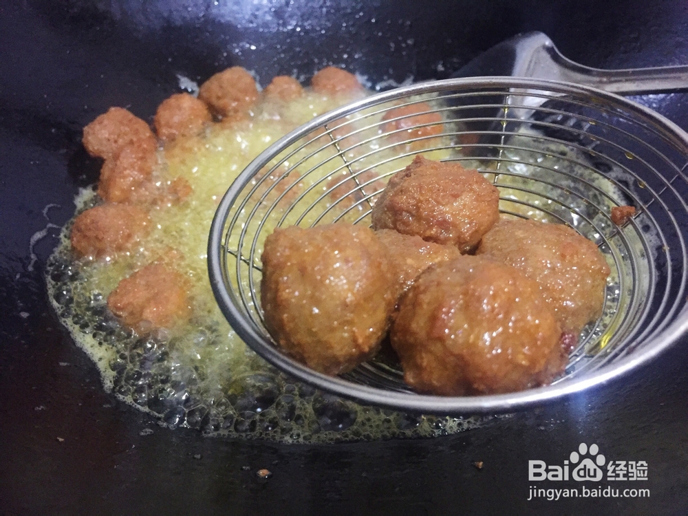 做出入味的竹荪肉圆子炸肉丸