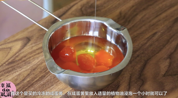 蛋黄肉松拉丝软欧包