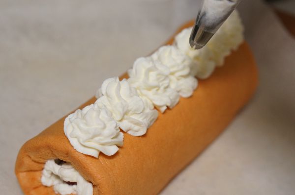 草莓鲜奶蛋糕卷