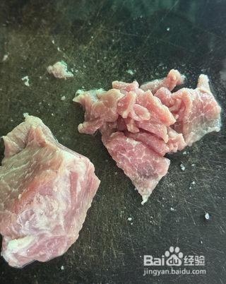 大葱木耳炒肉怎么做？