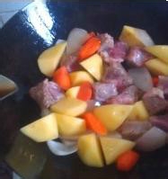 鲜嫩土豆炖牛肉