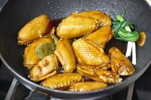 在家都可以做的红烧鸡翅