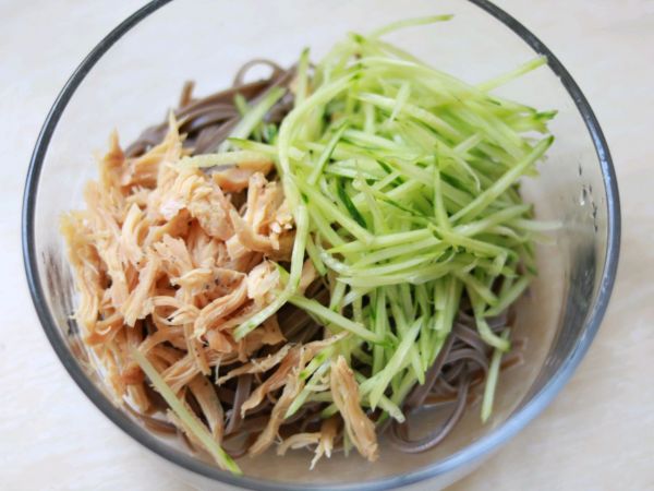 鸡胸肉拌荞麦面
