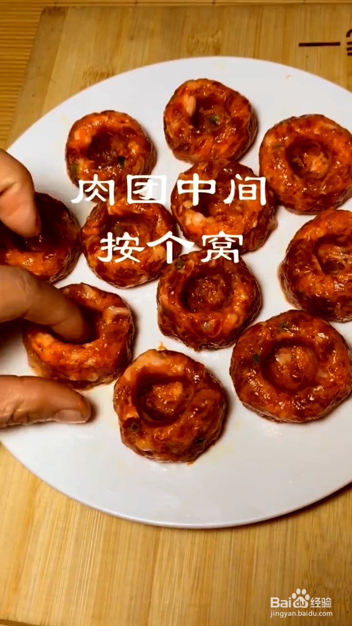 如何制作猪肉包鹌鹑蛋