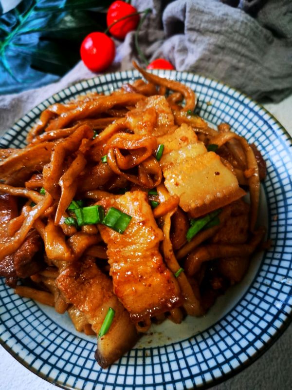 五花肉焖萝卜干