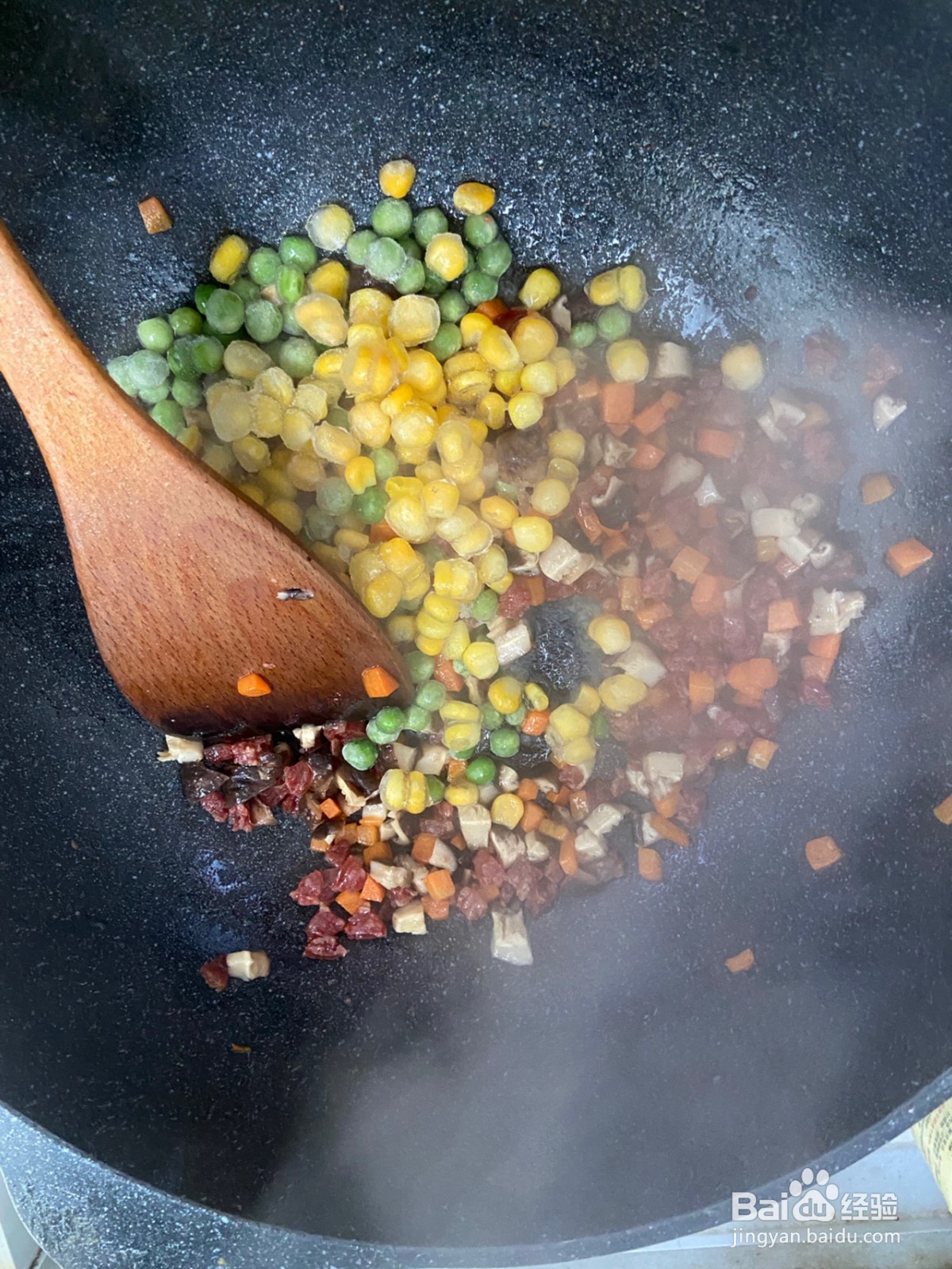 腊肠包菜什锦焖饭的做法