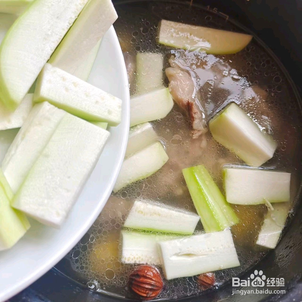 葫芦玉米排骨汤的做法