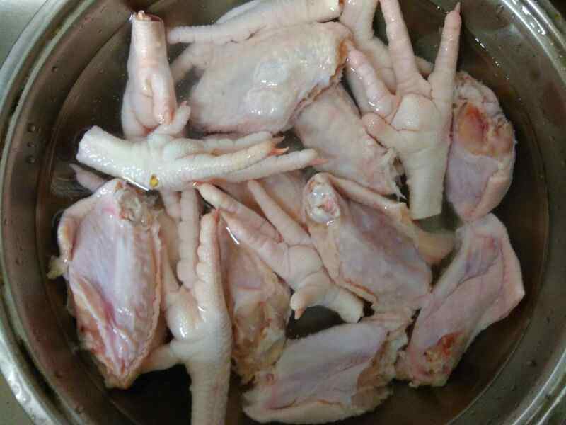 看着都让人流口水的脾酒五味烧鸡爪鸡翅你会做吗？