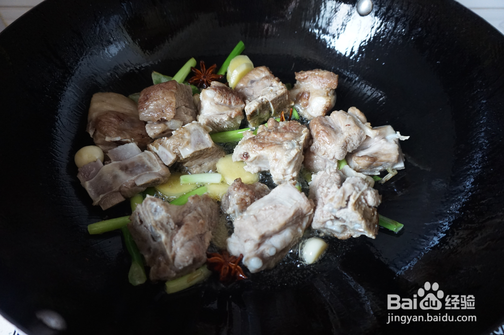 土豆烧排骨的做法