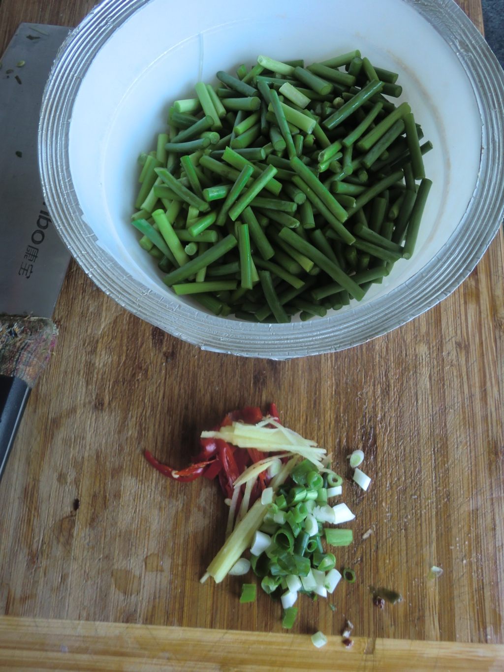 豆豉辣酱蒜薹香干的做法，好吃不腻！