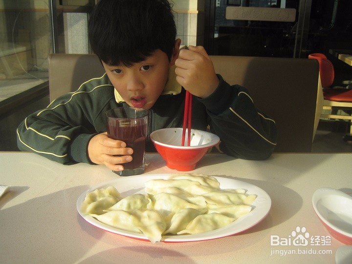 老年人告诉孩子吃饺子不要喝饮料