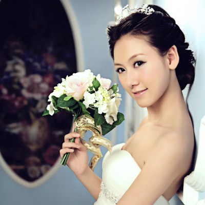 婚纱摄影中小胸美人怎样也能穿出性感曲线？