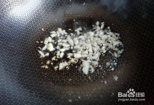 胡萝卜梗炒油渣的家常做法
