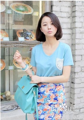 印花短裙的搭配方法