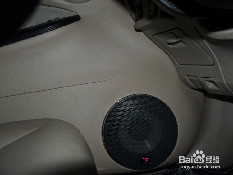 卡罗拉门板怎么拆卸