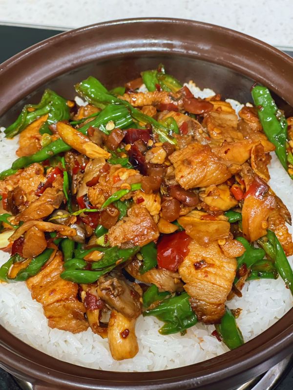 青椒平菇炒肉盖浇饭