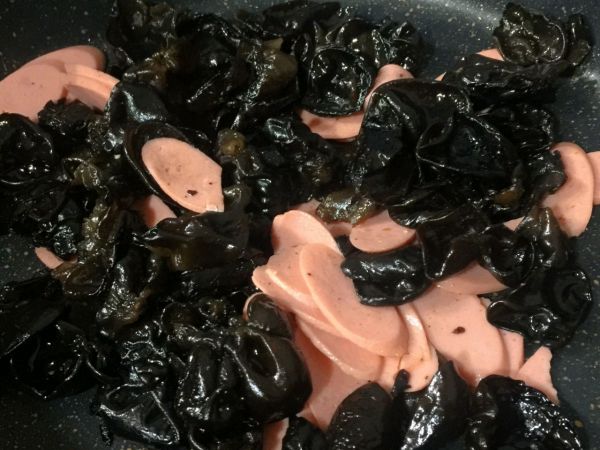 火腿肠黑木耳炒蛋
