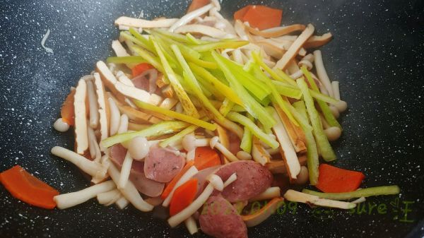 尖椒香干蘑菇肉