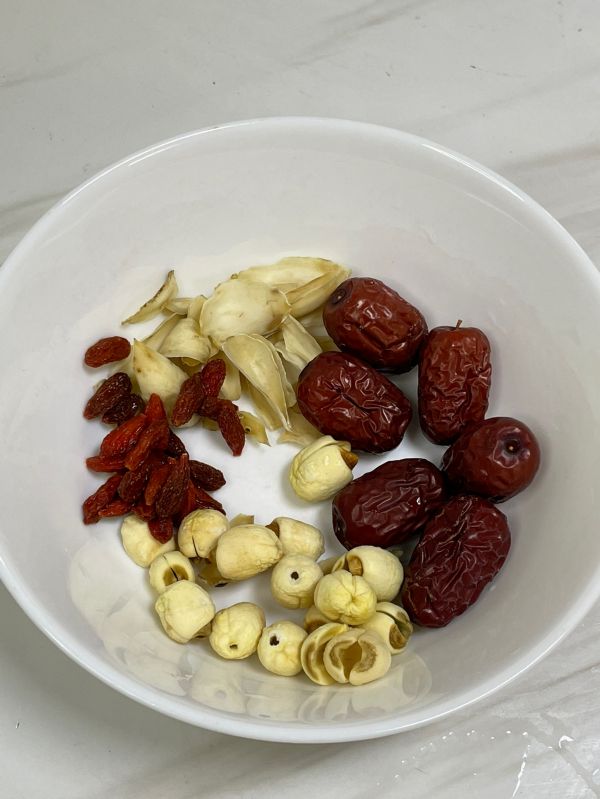 银耳莲子枸杞红枣百合汤