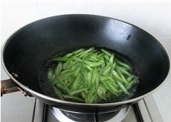 食补佳品杏仁西芹炒虾仁的做法