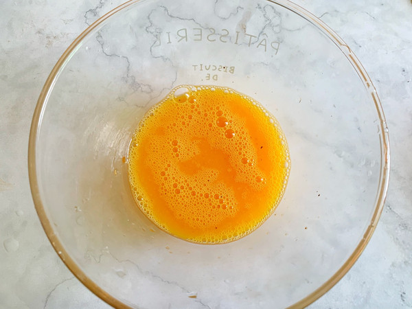 芝士泡菜火腿蛋卷饼和芒果酸奶