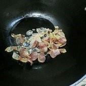 藜蒿炒腊肠的做法