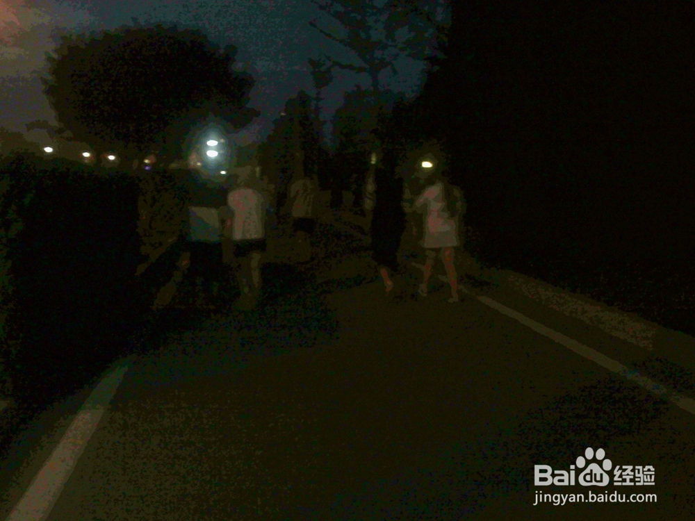 老年人在夏季夜间散步时候要注意行走安全事项