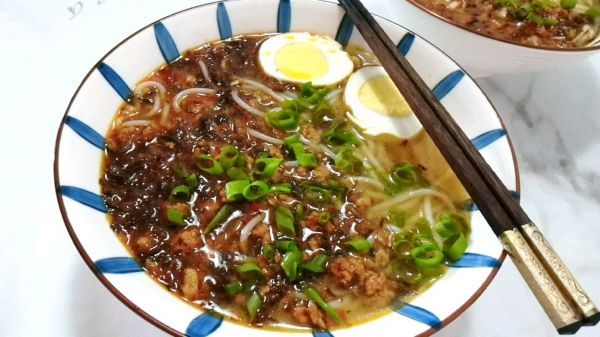 能量早餐梅菜肉臊子米线