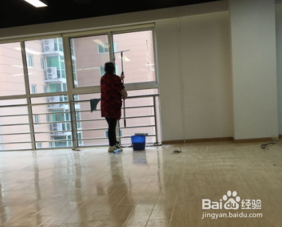 保洁公司擦玻璃的方法