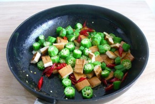 秋葵炒香干制作的步骤
