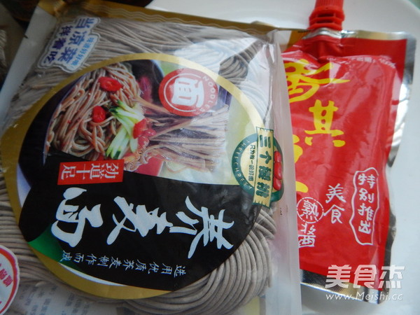酱黄瓜肉丁拌荞麦面