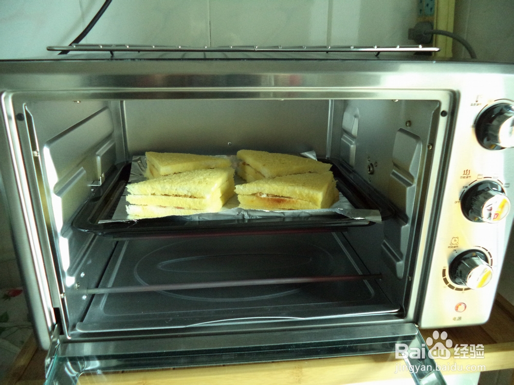 烤肉松三明治怎么做