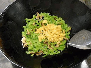 苦瓜炒蛋的做法