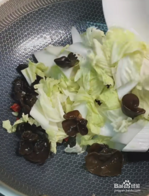 青椒炒白菜的做法！