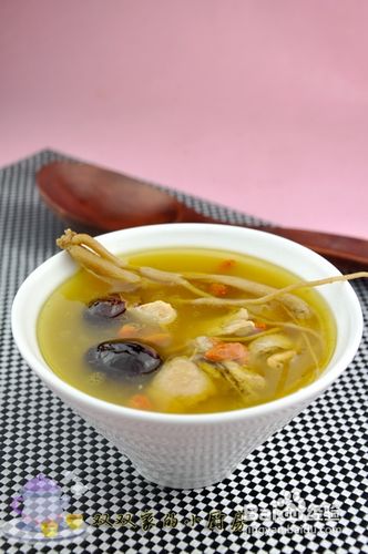 补气血鸡汤的做法大全_鸡汤食谱大全补气血_炖鸡汤补气血的做法