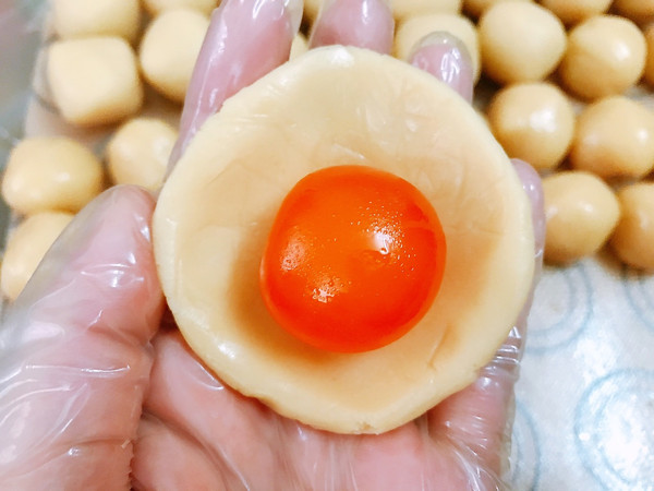 广式纯白莲蓉蛋黄月饼