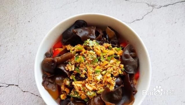 彩椒拌木耳 补血清肠好处多