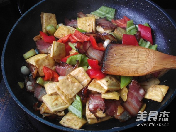 豆干炒腊肉的做法