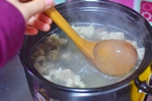 养生食补白萝卜牛腩汤的做法