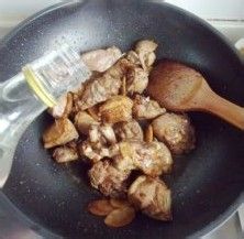 大冷天炖一锅台式的滋补暖身菜------姜母鸭