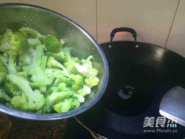 西兰花炒肉的做法