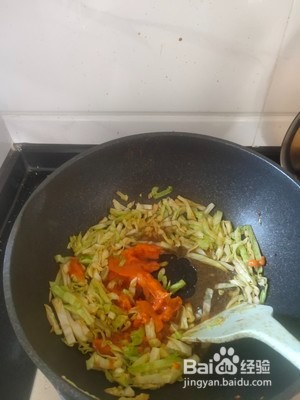 鸡柳豆角包菜焖面的做法